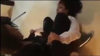 لحظة اعتداء فنانة عربية على زميلتها بالضرب المبرح (فيديو)