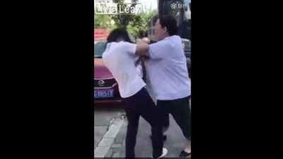 شاهد ماذا فعلت امرأة مع عشيقة زوجها في الشارع (فيديو)