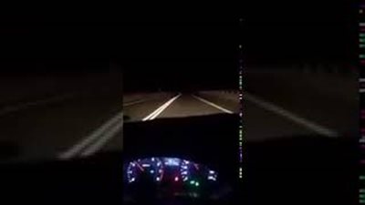 سائق يصدم حمارا لانشغاله بالأغاني وتصوير الطريق (فيديو)