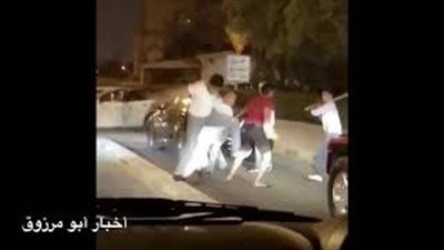 مشاجرة بالسكاكين بين مجموعة من الأشخاص بالكويت (فيديو)