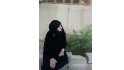 لقطات صادمة لابن عاق يطرد والدته المسنة من منزله (فيديو)