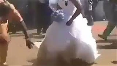 عريس يرش عروسه بالتراب في حفل الزفاف (فيديو)