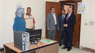 محافظ بني سويف يتابع التزام الموظفين بعملهم خلال وقفة عيد الفطر