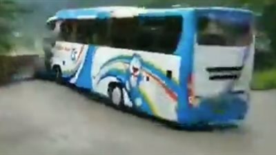 سائق يترك حافلة ممتلئة بالركاب ويهرب (فيديو)