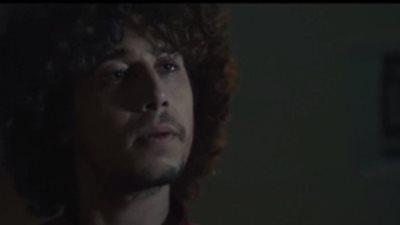 بالفيديو.. مجاهد يقبل الزواج من أمه في «غرابيب سود»