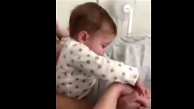 بالفيديو.. غيرة طفلة من والدتها تبهر رواد مواقع التواصل الاجتماعي