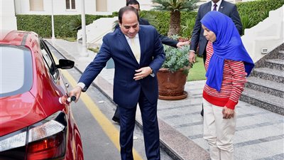 الرئيس الإنسان.. السيسي يشيد بكفاح فتاة عربة البضائع ويمنحها 3 هدايا.. يعتذر لضحية التحرش.. يقبل يد الحاجة زينب.. يحقق أماني أطفال السرطان.. ويلتقي سيدة البرلمان