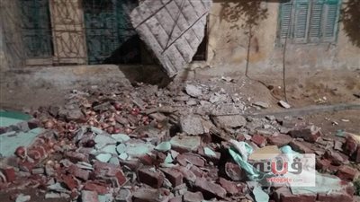 بالصور.. أسرة في بلبيس تفترش الشارع بعد انهيار منزلها