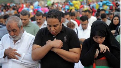 بالفيديو والصور.. «بدع» المصريين في العيد.. وقوف النساء بجوار الرجال في صفوف الصلاة.. صلاة العيد بلا خطبة في مسجد بالدقهلية.. ورقص الفتيات في ساحات الصلاة على أنغام المهرجانات