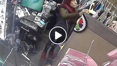 لحظة سرقة فتاة محل ملابس بالإسكندرية (فيديو)