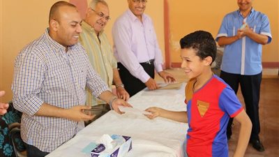 محافظ المنوفية يوزع الهدايا على الأيتام بمؤسسة تربية البنات