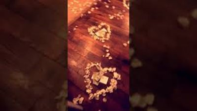 هدية رومانسية غير متوقعة من شاب لخطيبته (فيديو)