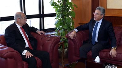 رئيس «الرقابة الإدارية» يطمئن على صحة شريف إسماعيل