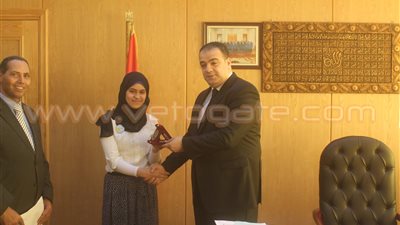 بالصور.. محافظ الفيوم يكرم الطالبات أوائل الجمهورية