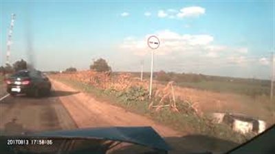 بالفيديو.. سائق يتسبب في سقوط سيارته بطريقة مروعة