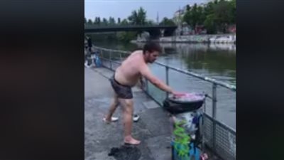 رجل يتعرض لموقف محرج أثناء قفزه في المياه (فيديو)