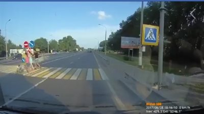 العناية الإلهية تنقذ عائلة من الدهس تحت عجلات شاحنة (فيديو)