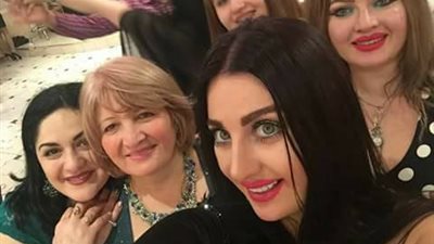 صافيناز تنشر صورا جديدة مع عائلتها