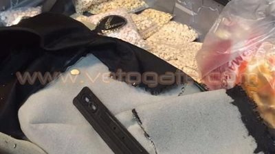 بالصور..السلطات السعودية تضبط حاجين سعيا لتهرب أقراص مخدرة