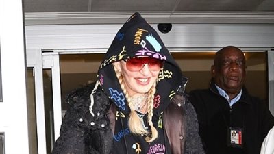 مصمم إيطالي يسخر من إطلالة مادونا وينعتها بالمرحاض البشري