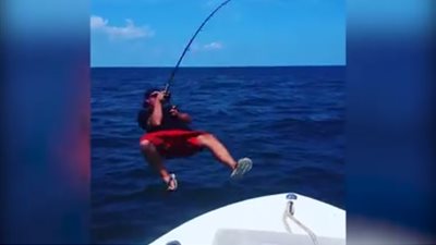 بالفيديو.. سقوط مروع لرجل في البحر بسبب سمكة