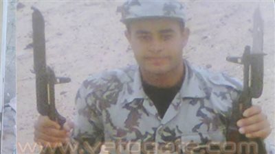 أهالي القطاوية يؤدون صلاة الجنازة على الشهيد إبراهيم رمضان