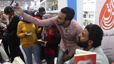 عمرو حسن يوقع «أحدهم» في معرض الكتاب (صور)