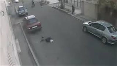 لحظة سحل امرأة وسرقتها في وضح النهار (فيديو)