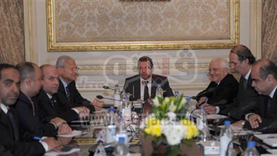 بالصور.. قنديل يلتقى رؤساء شركات المحمول