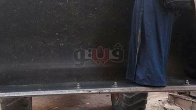 بالصور.. مديرة الطرق بالخصوص تعتلي صندوق «لودر» لمتابعة أعمال الرصف