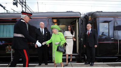 ملكة بريطانيا وميجان في أول رحلة ملكية مشتركة (صور)