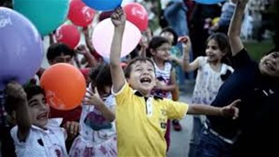 سهرة ليلة العيد في مصر.. الرجال مشغولون بتوفير أموال «العيديات».. السيدات يقضين الليل في صالونات التجميل.. الشباب ساهرون في الكافيهات.. و«الفتيات» كعب داير على محال الملابس