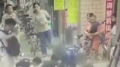 لحظة سقوط اسطوانة غاز ضخمة على طفل (فيديو)