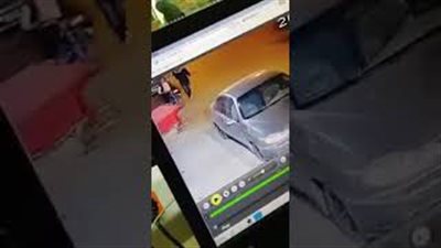 لحظة سرقة لص لهاتف محمول من يد صاحبه (فيديو)