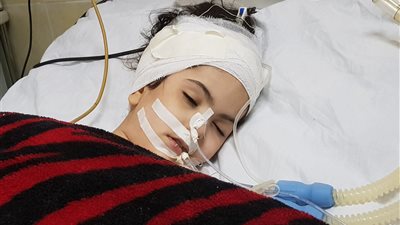 بالفيديو والصور.. حكاية «الطفلة هنا» من دار الأيتام للعناية المركزة بالإسكندرية.. صداع مزمن يؤرق الصغيرة.. الأطباء يكتشفون إصابتها بـ«استسقاء المخ».. صاحبة الدار: فقدت النطق والحرك