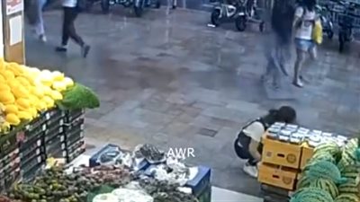 لحظة سقوط نافذة من الطابق الـ20 على رأس طفل أمام والدته (فيديو)