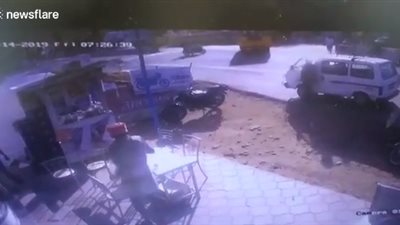 لحظة نجاة رجل من الموت بأعجوبة (فيديو)