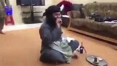 بالفيديو.. «داعشي» يضحك ويلهو مع أصدقائه أثناء اغتصاب امرأة