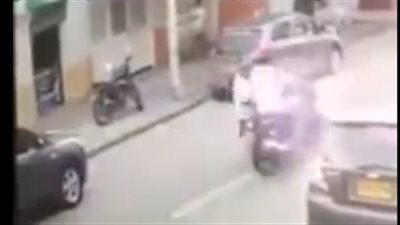 دراجة نارية تدهس أم وطفلها لحظة عبورهما الطريق (فيديو)