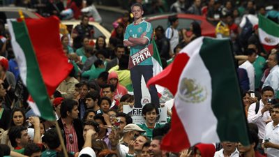 بالصور.. فرحة الجماهير المكسيكية بتأهل منتخبها إلى دور الـ16 بالمونديال
