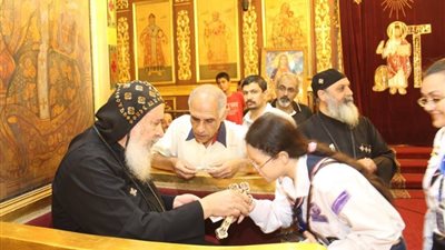 الأنبا شاروبيم يكرم الأوائل بمختلف المراحل التعليمية بقنا (صور)