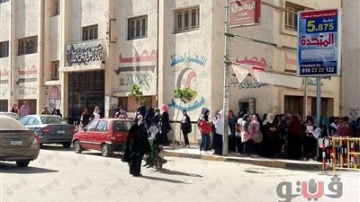 طوابير طلاب الثانوية أمام المدارس بدمياط للمراجعة النهائية