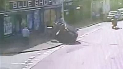 نجاة رضيع ووالده من حادث مروع بسبب مخمور (فيديو وصور)