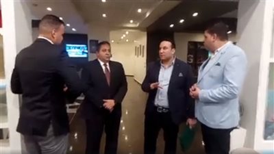 بعثة المصري تهدي سفير القاهرة بالجزائر درع النادي (فيديو)