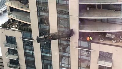 لحظة انهيار سقالة بعاملين على ارتفاع 24 طابقا (فيديو وصور)