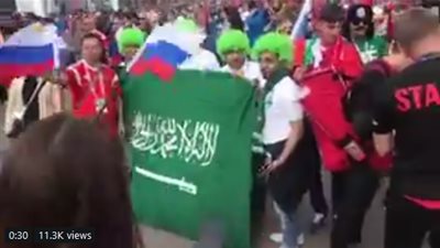أجواء حماسية قبل لقاء روسيا والسعودية بافتتاح كأس العالم (فيديو)