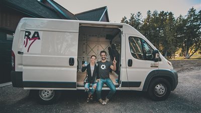 ثنائي يكشفان أن حياة الترحال ليست كما تظهر عبر إنستجرام (صور)