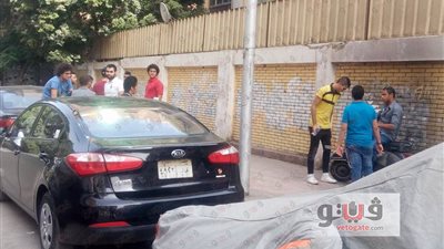 بالصور.. طلاب المنيرة يدخنون السجائر قبل فتح لجان الامتحان