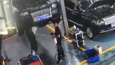 لحظة سقوط سيارة على عامل بمحطة بنزين (فيديو)