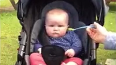 رد فعل رضيعة تأكل «البسلة المهروسة» لأول مرة (فيديو)